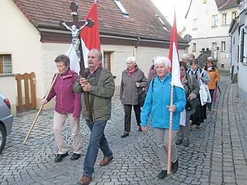 Helmut Müller fungierte als Kreuzträger. Foto: Manfred Welker