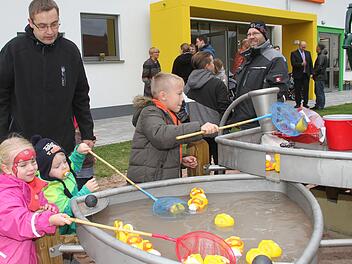Tag der offenen Tür im neuen Paul-Gerhardt-Kindergarten: Im Sommer kann jeder im Wasser panschen, aber auch wenn es kühler ist, macht es Spaß, Enten zu angeln. Fotos: Sonny Adam