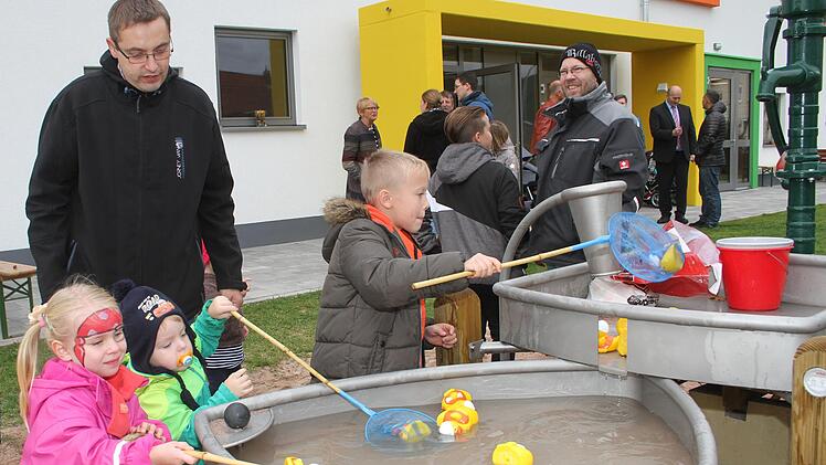 Tag der offenen Tür im neuen Paul-Gerhardt-Kindergarten: Im Sommer kann jeder im Wasser panschen, aber auch wenn es kühler ist, macht es Spaß, Enten zu angeln. Fotos: Sonny Adam