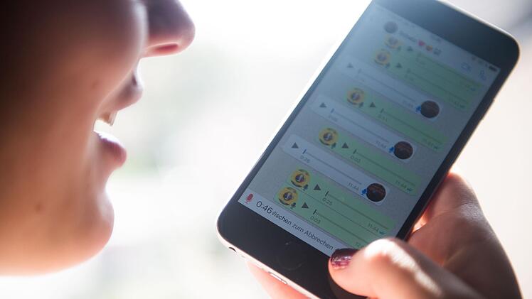 Was hat es mit dem verstörenden Kettenbrief bei WhatsApp auf sich? Die Sprachnachricht verbreitet bei dem Empfängern große Angst. Symbolfoto: Lino Mirgeler/dpa