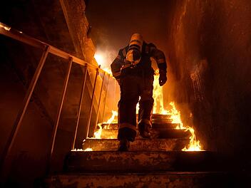 Am Sonntagabend rückte die Feuerwehr zu einem Hausbrand in Großostheim aus. Symbolfoto: Gorodenkoff /Adobe Stock