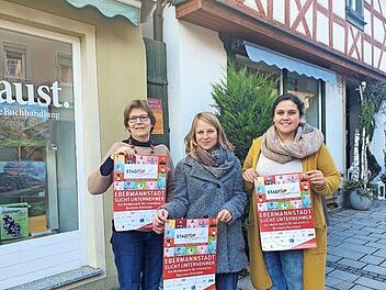 Ingeborg Taube von der Buchhandlung "Faust", Annika Eckert vom Zentrenmanagement und Nadine Graßer vom Blumenladen "Meisterblümchen"  Foto: Carmen Schwind