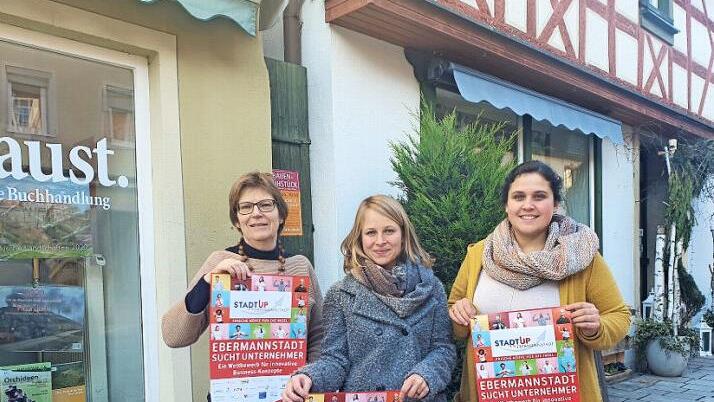 Ingeborg Taube von der Buchhandlung "Faust", Annika Eckert vom Zentrenmanagement und Nadine Graßer vom Blumenladen "Meisterblümchen"  Foto: Carmen Schwind