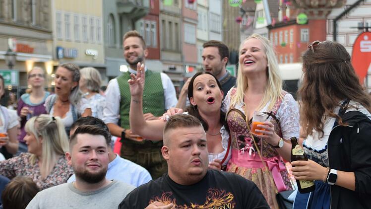 Trotz Hygieneauflagen herrscht bei den Konzertbesuchern auf dem Coburger Marktplatz beste Partystimmung.