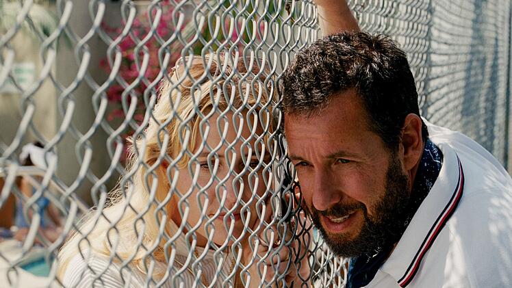Adam Sandler (in der Szene mit Greta Gerwig) ist der eigentliche Star in "Jay Kelly" und gilt völlig zu Recht als Oscar-Kandidat.