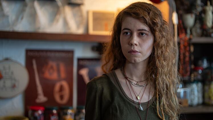 Die junge Rayanne (Luise Aschenbrenner) wirkt nerv&ouml;s und ver&auml;ngstigt und wird von ihren beiden "Schwestern" ganz offensichtlich besch&uuml;tzt. Aber wovor?