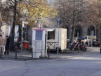 Ein Bild aus vergangenen Tagen - der Albertsplatz: ein unschöner Parkplatz, aber mit Bratwurstbude.