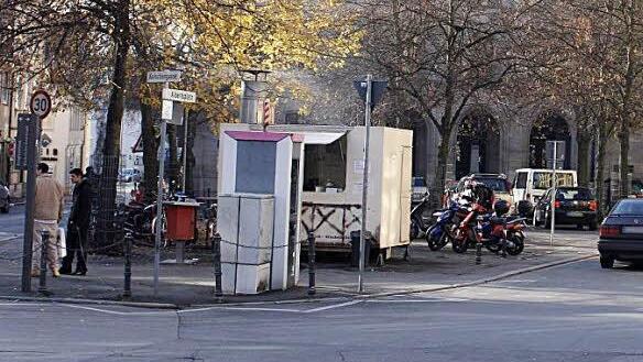 Ein Bild aus vergangenen Tagen - der Albertsplatz: ein unschöner Parkplatz, aber mit Bratwurstbude.