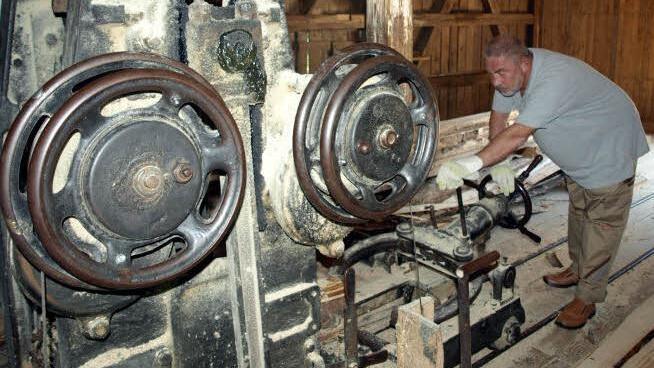 Schneidmüller Bernhard Lang macht das 110 Jahre alte Schneidgatter für die Vorführungen zurecht. Fotos: Susanne Deuerling
