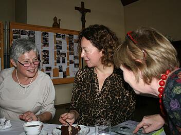 Katja Mutschelknaus (Mitte) im Gespräch mit Bücherleiterin Elisabeth Kuhn (links) und Jutta Anger. Foto: Gabriele Sell