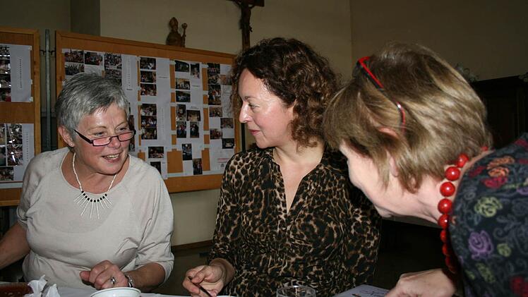 Katja Mutschelknaus (Mitte) im Gespräch mit Bücherleiterin Elisabeth Kuhn (links) und Jutta Anger. Foto: Gabriele Sell