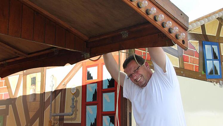 Raimund Meister beim Aufbau seiner Pizza-Hütte. Fotos: Corinna Igler
