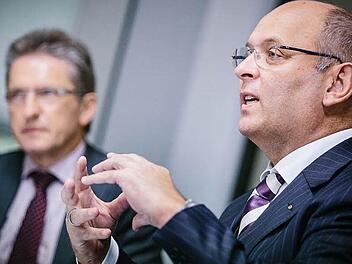 Über die Konjunkturumfrage der IHK für Oberfranken Bayreuth sprachen Präsident Heribert Trunk (rechts) und sein Vize Hans Rebhan.  Foto: Steffens