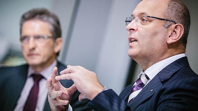 Über die Konjunkturumfrage der IHK für Oberfranken Bayreuth sprachen Präsident Heribert Trunk (rechts) und sein Vize Hans Rebhan.  Foto: Steffens