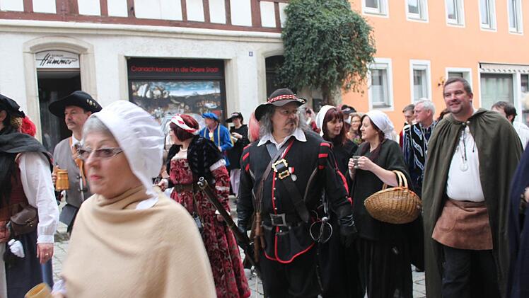 In historischem Gewand zogen die Teilnehmer zur Markthalle.  Foto: Veronika Schadeck