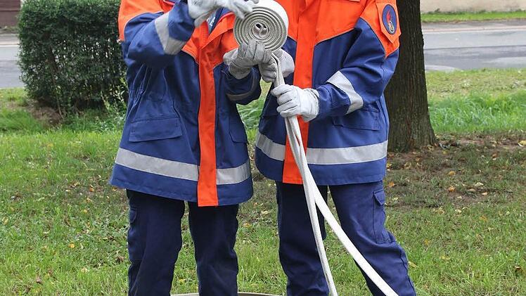 Auch das korrekte Verräumen und das richtige Aufrollen der Schläuche gehörten zur Prüfung. Hier Florian Dehler und Marius Peschel. Foto: Michael Stelzner