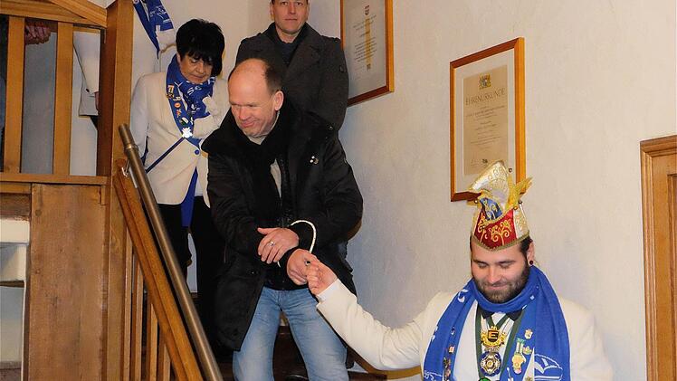 Kickuth und seine Räte wurden gefesselt den Narren im Hof präsentiert.  Foto: Gerd Schaar