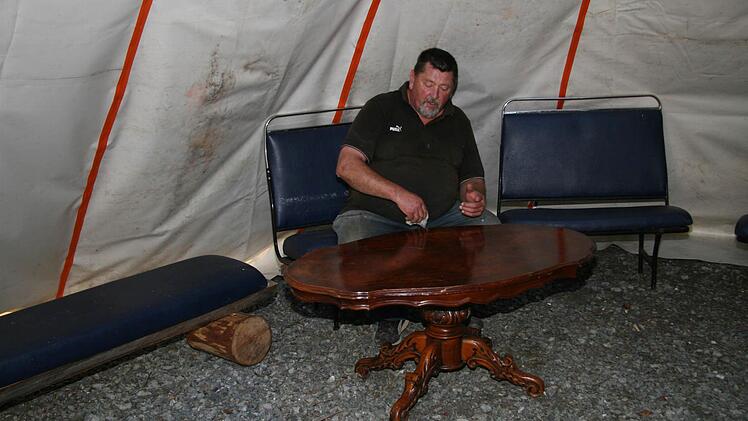 Das Tipi am Seeufer hat Hans-Joachim Hösch mit alten Busbänken und einem Couchtisch ausgestattet - noch ist alles, wie es war.