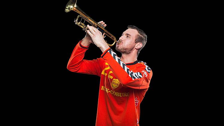 An der Trompete: HSC-Torwart Oliver KrechelFoto: Sebastian Buff