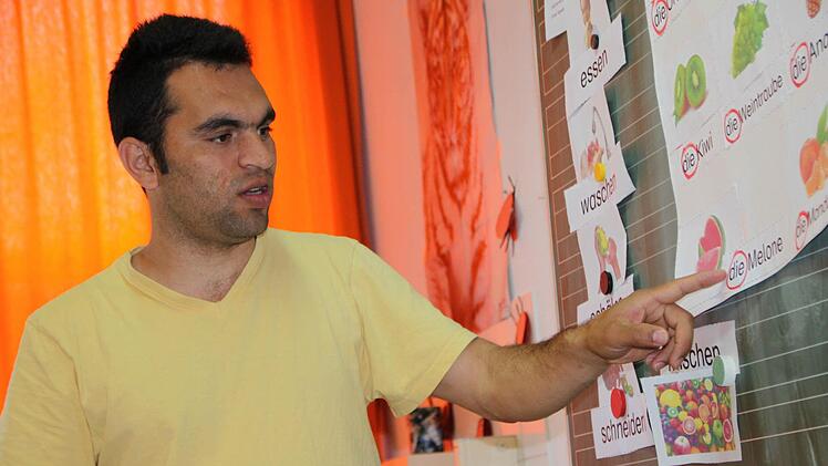 Zakaria Gholami aus Afghanistan wiederholt jedes einzelne Wort. Foto: Ulrike Müller