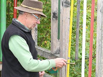 Gottfried Grau zeigt seine Wahlheimat Grössau, Haus und Garten sowie seine Kunst, die überall Spuren hinterlässt. Foto: Ronald Rinklef