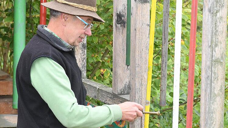 Gottfried Grau zeigt seine Wahlheimat Grössau, Haus und Garten sowie seine Kunst, die überall Spuren hinterlässt. Foto: Ronald Rinklef