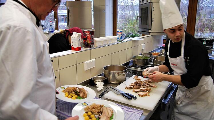 Trotz Zeitdruck in der Küche geht's bei Tim Milewski (Berggasthof Sennhütte, Fladungen) alles nach der Reihe. Links: Fachoberlehrer Josef Körner. Foto: Sigismund von Dobschütz