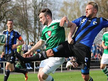 Max Bauernschmitt (r.) und die SpVgg Jahn Forchheim erkämpften sich ein 1:1 im Topspiel beim 1. FC Schweinfurt 05 II.  Foto: Simon Snaschel/Main Post