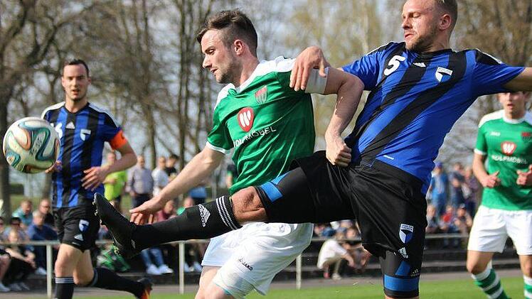 Max Bauernschmitt (r.) und die SpVgg Jahn Forchheim erkämpften sich ein 1:1 im Topspiel beim 1. FC Schweinfurt 05 II.  Foto: Simon Snaschel/Main Post
