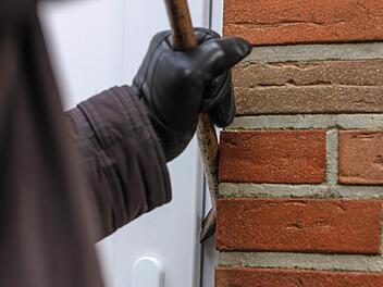 Einbrecher haben versucht in D&ouml;rfles-Esbach in einen Supermarkt einzubrechen und einen Geldautomaten auszur&auml;umen. Die Polizei sucht Zeugen. Symbolfoto: Christopher Schulz