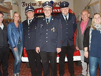 Kommandantenwahl bei der Feuerwehr Weingarten (von links): Peter Zillig, Zweite Bürgermeisterin Sabine Rießner, der bisherige Zweite Kommandant Stefan Erdle, Kommandant Markus Witzgall, der neue Zweite Kommandant Oliver Hähndel, Feuerwehrreferent Roland Lowig und Jasmin Barnickel.  Foto: Alfred Thieret