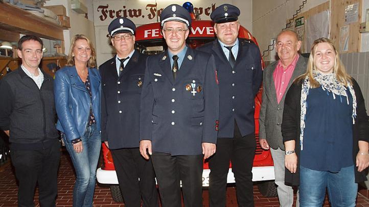 Kommandantenwahl bei der Feuerwehr Weingarten (von links): Peter Zillig, Zweite Bürgermeisterin Sabine Rießner, der bisherige Zweite Kommandant Stefan Erdle, Kommandant Markus Witzgall, der neue Zweite Kommandant Oliver Hähndel, Feuerwehrreferent Roland Lowig und Jasmin Barnickel.  Foto: Alfred Thieret