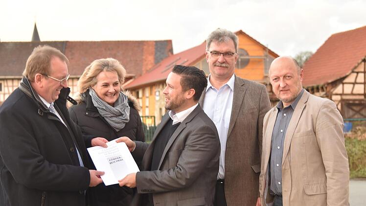 Freude bei der Initiative Rodachtal: Baudirektor Wolfgang Kießling vom ALE Oberfranken (rechts) übergibt einen Fördermittelbescheid an Nina Liebermann (Zweite Bürgermeisterin Gemeinde Itzgrund), Martin Finzel, Helmut Dietz (Bürgermeister Untermerzbach) und Frank Neumann. Foto: Gabi Arnold