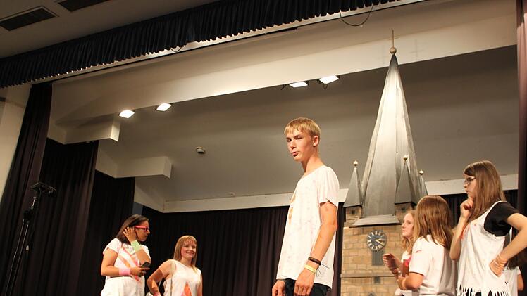 Kurze Szenencollagen bestimmten den Verlauf beim Theaterst&uuml;ck "ZwischenZeilen" im Rudolf-Winkler-Haus in Zeil.C. Reuther