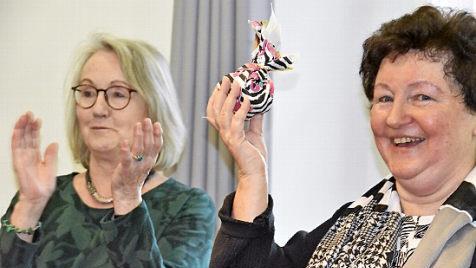 Jutta Lange (links) überreichte an Sigrid Daum 100 Euro, die für zwei Mikrokredite in Malekhu zum Einsatz kommen werden.  Foto: Uschi Prawitz