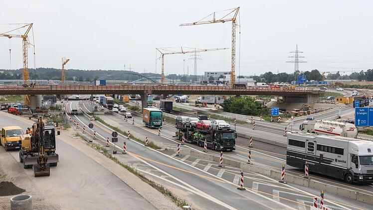 Das Autobahnkreuz F&uuml;rth/Erlangen, dort wo die A3 die A73 trifft, ist aktuell Gro&szlig;baustelle. Schon allein deswegen steht die Kreuzung zeitweise vor dem Verkehrskollaps. Wenn dann noch ein Unfall passiert, ist Stau und Frust vorprogrammiert. Foto: Barbara Herbst
