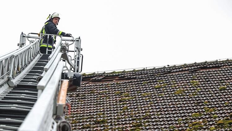In Nedensdorf fegte der Sturm mehrere Dachziegel von einer Scheune. Foto: NEWS5/Merzbach