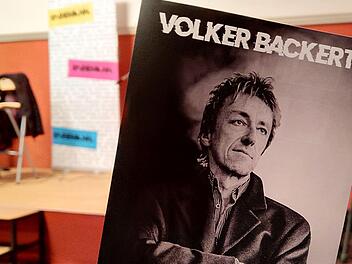 Volker Backert stellte seinen Krimi "Oktobernacht" im Coburger Haus Contakt vor.Foto: Jochen Berger