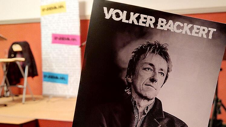 Volker Backert stellte seinen Krimi "Oktobernacht" im Coburger Haus Contakt vor.Foto: Jochen Berger