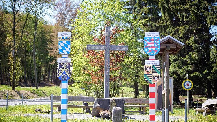 Der Rennsteig an der Ländergrenze ist seit der Wiedervereinigung ein idyllischer Ort - doch nun wird über die Corona-Maßnahmen diskutiert. Foto: Bastian Sünkel