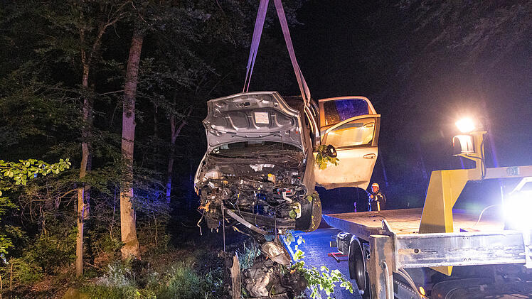 Schwerverletzt den Notruf gewählt: 27-Jähriger kracht im Waldstück gegen einen Baum