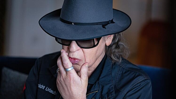 "Unterm S&auml;ufermond": Jahrelang war der Alkoholrausch der st&auml;ndige Begleiter von Panik-Rocker Udo Lindenberg. Auch davon erzt&auml;hlt die Dokumentation "UDO Rebell. Rockstar. Ikone.".