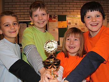 Strahlende Gesichter nach dem Hattrick: Tobias Kolb (Klasse 2b, von links), Daniel Wiemann (4a), Vanessa Wiemann (1a) und Nick Birkner (4a) holten den dritten oberfränkischen Meistertitel in Folge für die Grundschule am Markt/Seubelsdorf. Foto: Christa Burkhardt
