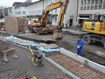 In der Von-Hessing-Straße werden Kanal, Ver- und Entsorgungsleitungen sowie Straße zusammen gebaut. Fotos: Mäuser