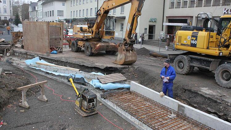 In der Von-Hessing-Straße werden Kanal, Ver- und Entsorgungsleitungen sowie Straße zusammen gebaut. Fotos: Mäuser