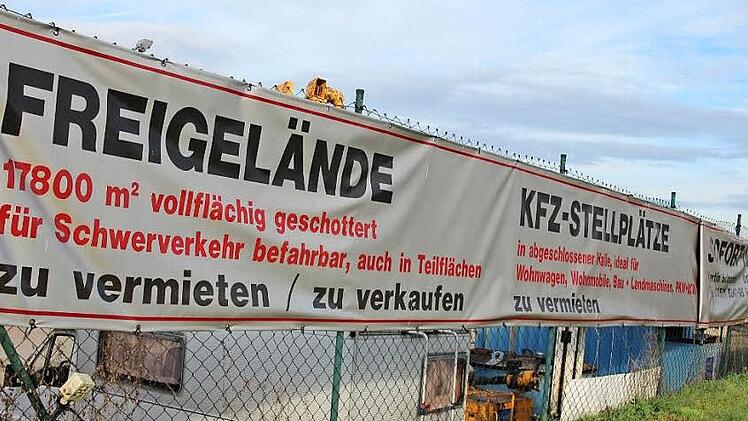 Auf einem großen Transparent am Firmenzaun entlang der Oberauer Straße ist es zu lesen: Martin Schramm sucht eine Nutzung für sein Gelände in Bad Staffelstein.  Fotos: kdm