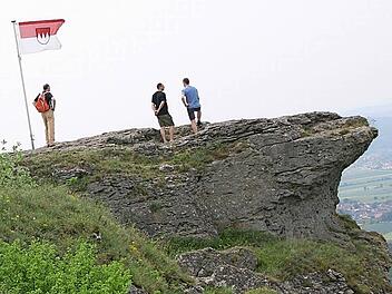 Beide Kreise besitzen Berge: Der Staffelberg (im Bild) wird von den Südtirolern zwar nicht ganz ernst genommen, aber er ist immerhin eine markante Felsformation, die typisch ist für den Kreis Lichtenfels. Die Südtiroler haben da freilich ganz andere Gipfel und Zinnen. Foto: Matthias Einwag