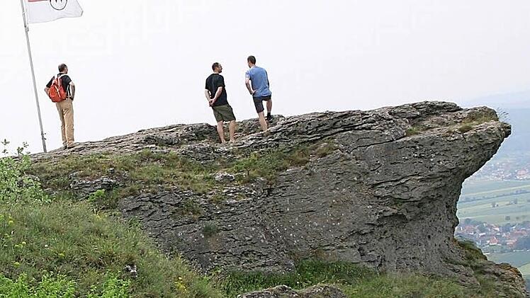 Beide Kreise besitzen Berge: Der Staffelberg (im Bild) wird von den Südtirolern zwar nicht ganz ernst genommen, aber er ist immerhin eine markante Felsformation, die typisch ist für den Kreis Lichtenfels. Die Südtiroler haben da freilich ganz andere Gipfel und Zinnen. Foto: Matthias Einwag