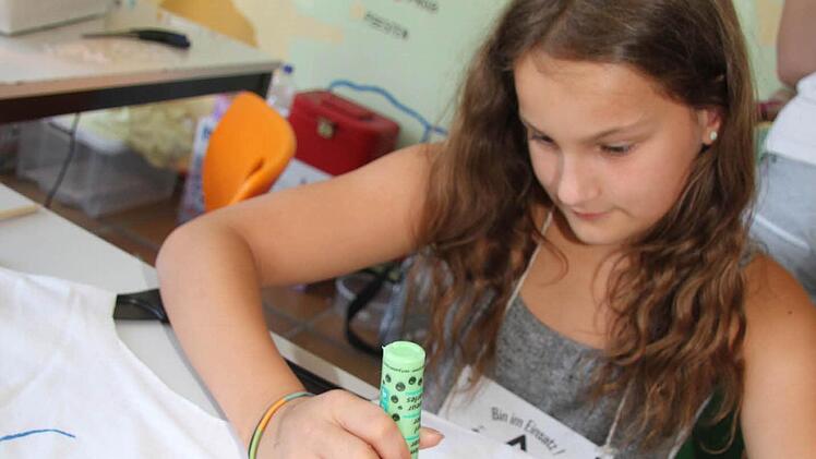 Antonia Schüssler (11) ist schon das dritte Mal bei Mini-Ku dabei. In diesem Jahr kreiert sie T-Shirts und betätigt sich als Designerin. Foto: Sonja Adam