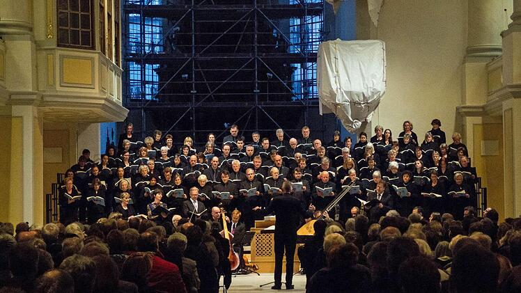 Der Coburger Bachchor beeindruckte zahlreiche Zuhörer mit der Erstauffhührung von Monteverdis Marienvesper in der fast fertig renovierten Morizkirche.Foto: Jochen Berger